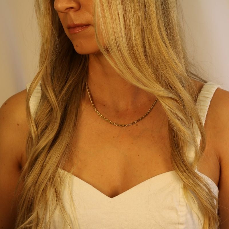 Thin Golden Lasso Necklace