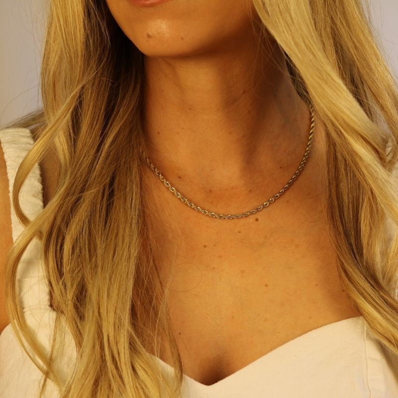 Thin Golden Lasso Necklace